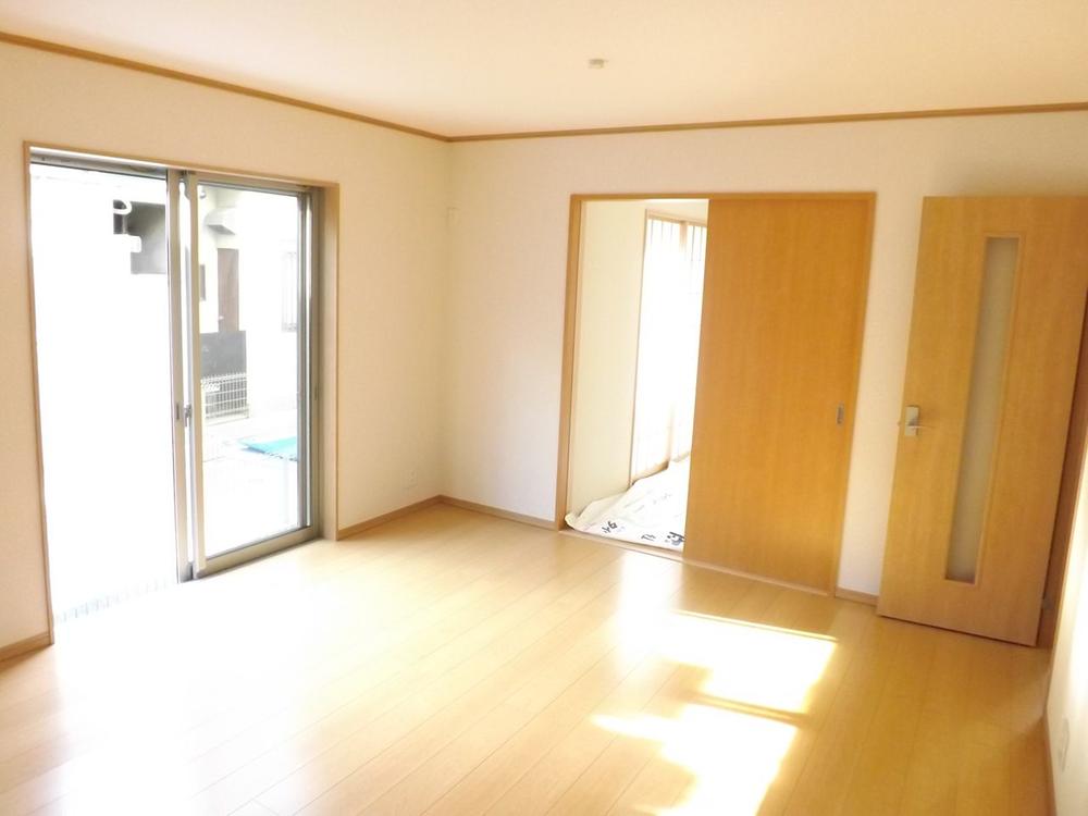 Living. Local photos (living) Comfortable space of all window glazing!