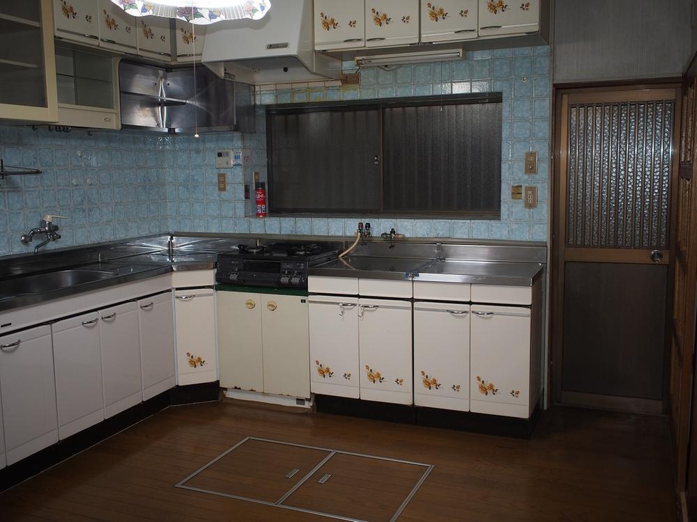 Kitchen. Local (10 May 2013) Shooting