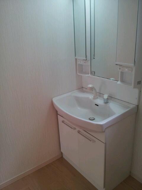 Wash basin, toilet. It is a wash basin with cleanliness