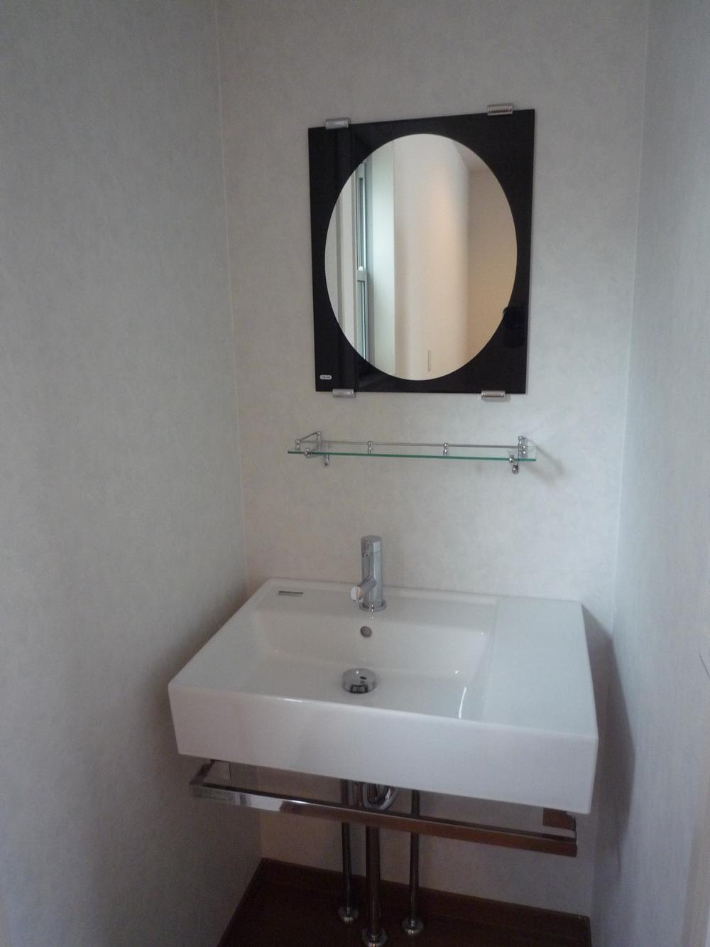 Wash basin, toilet. Wash basin have in the kitchen next to! Convenient!