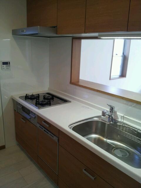 Kitchen. Face-to-face is the kitchen. Dishwasher