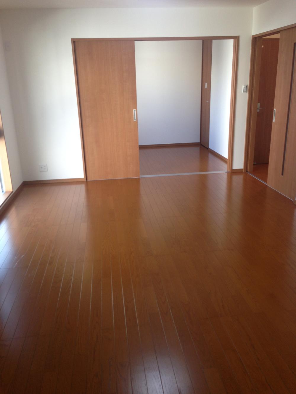 Living. LDK15 tatami! In conjunction with the Japanese-style room, You can effectively use!