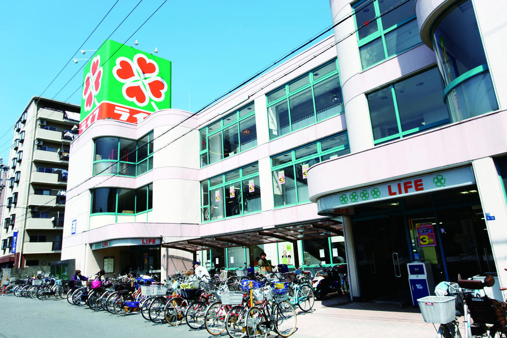 Supermarket. Until Life Dekishima shop 1440m Station has life Dekishima shop. Also substantial store of roadside.