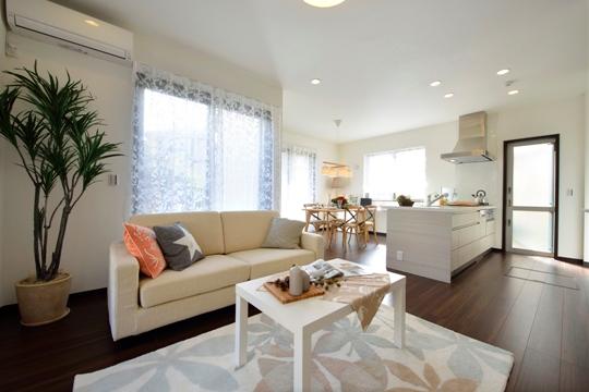 First floor LDK there is a counter kitchen with a sense of open. LD is Zentei standard equipped with a floor heating and air conditioning. Cupboard and dishwasher, Water purifier, etc. is also equipped with all the standard mansion.