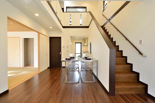 Installing a large atrium ceiling height about 5.1m in the dining part. Please check the space that is open sense of single-family unique in all means local.