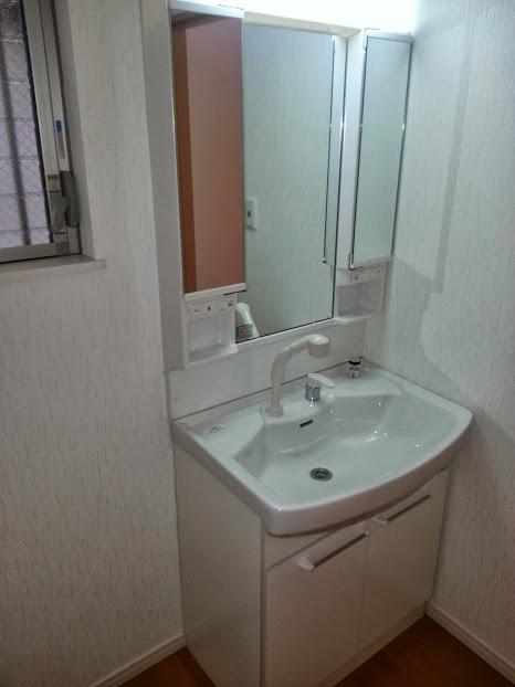 Wash basin, toilet. Indoor (09 May 2013) Shooting