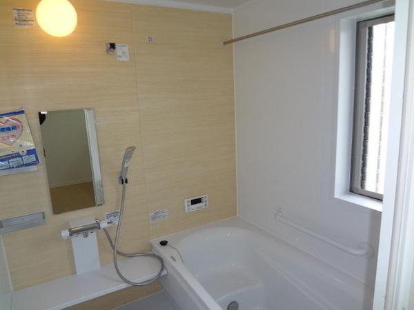 Same specifications photo (bathroom). You can have adequate ventilation because the window in the bathroom is attached