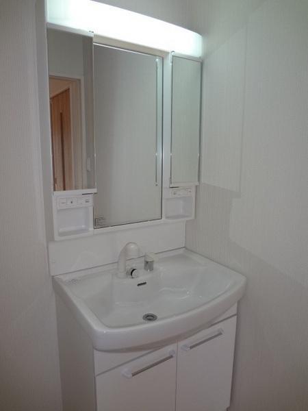 Same specifications photos (Other introspection). On the morning of the dressing is also smooth in the wash basin with shower