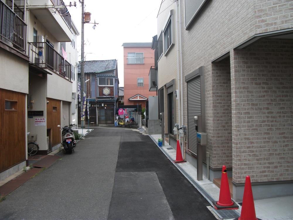 Local photos, including front road.  ◆ Frontal road