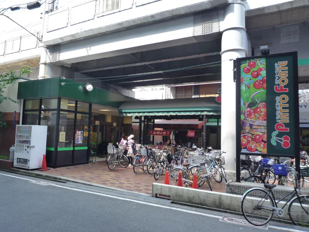 Supermarket. Piatt 100m to Forte