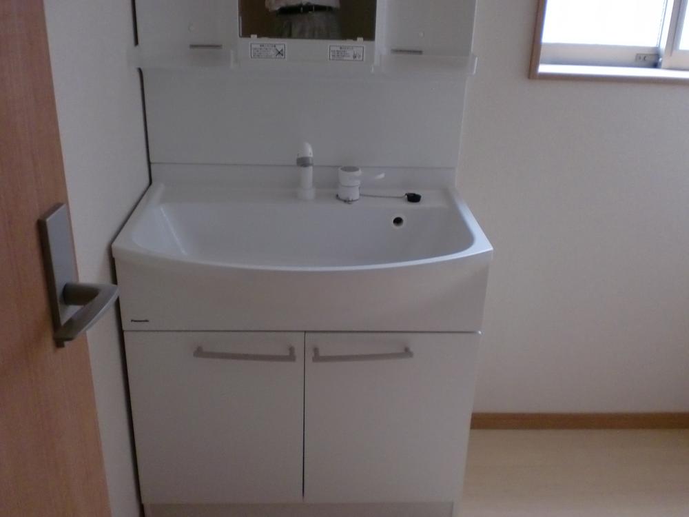 Wash basin, toilet. Wash