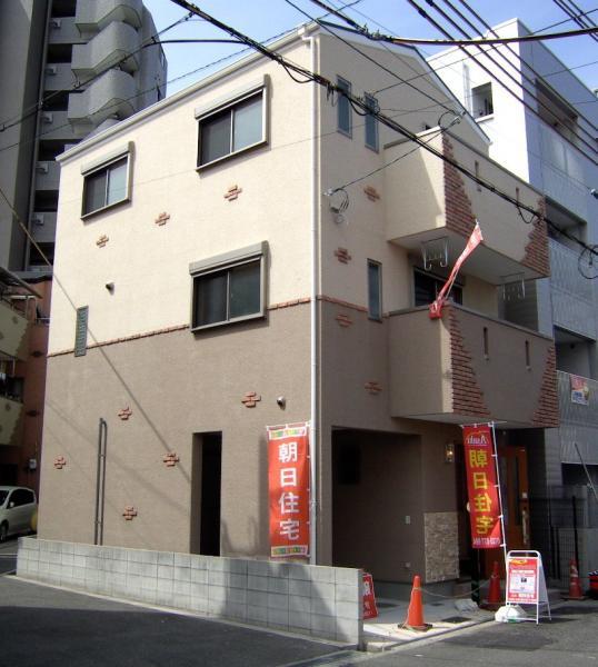 Local appearance photo. Bright is the house of the southeast corner lot shape