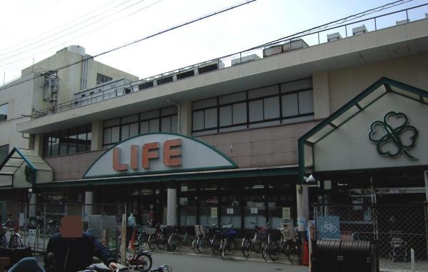 Supermarket. 360m close to super to neighboring super