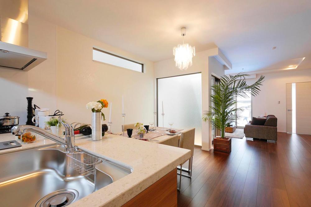 Living. From the landscape kitchen from the kitchen, living, You can look at the inner balcony, You can dishes and tidying up while petting the family!