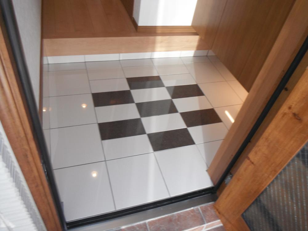 Model house photo. Model house Pick-up in the bright marble tiles are opened the front door