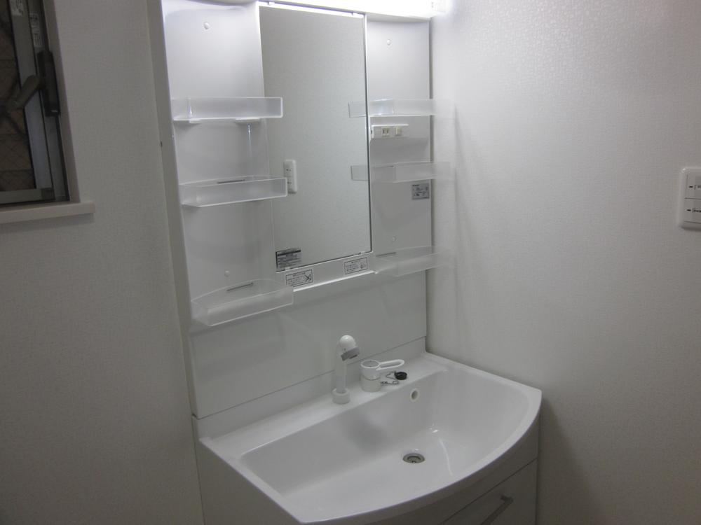 Wash basin, toilet. bathroom