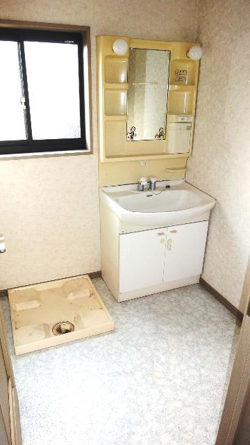 Wash basin, toilet. Interior