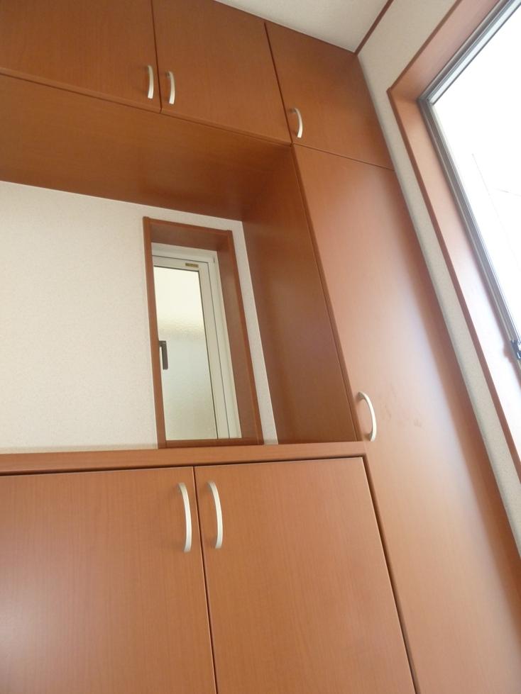 Receipt. It is a shoebox. There is also a small window.