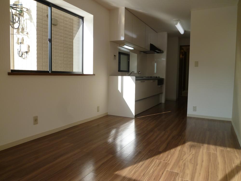 Living. Indoor (11 May 2013) is a south-facing living room shooting sun hits well