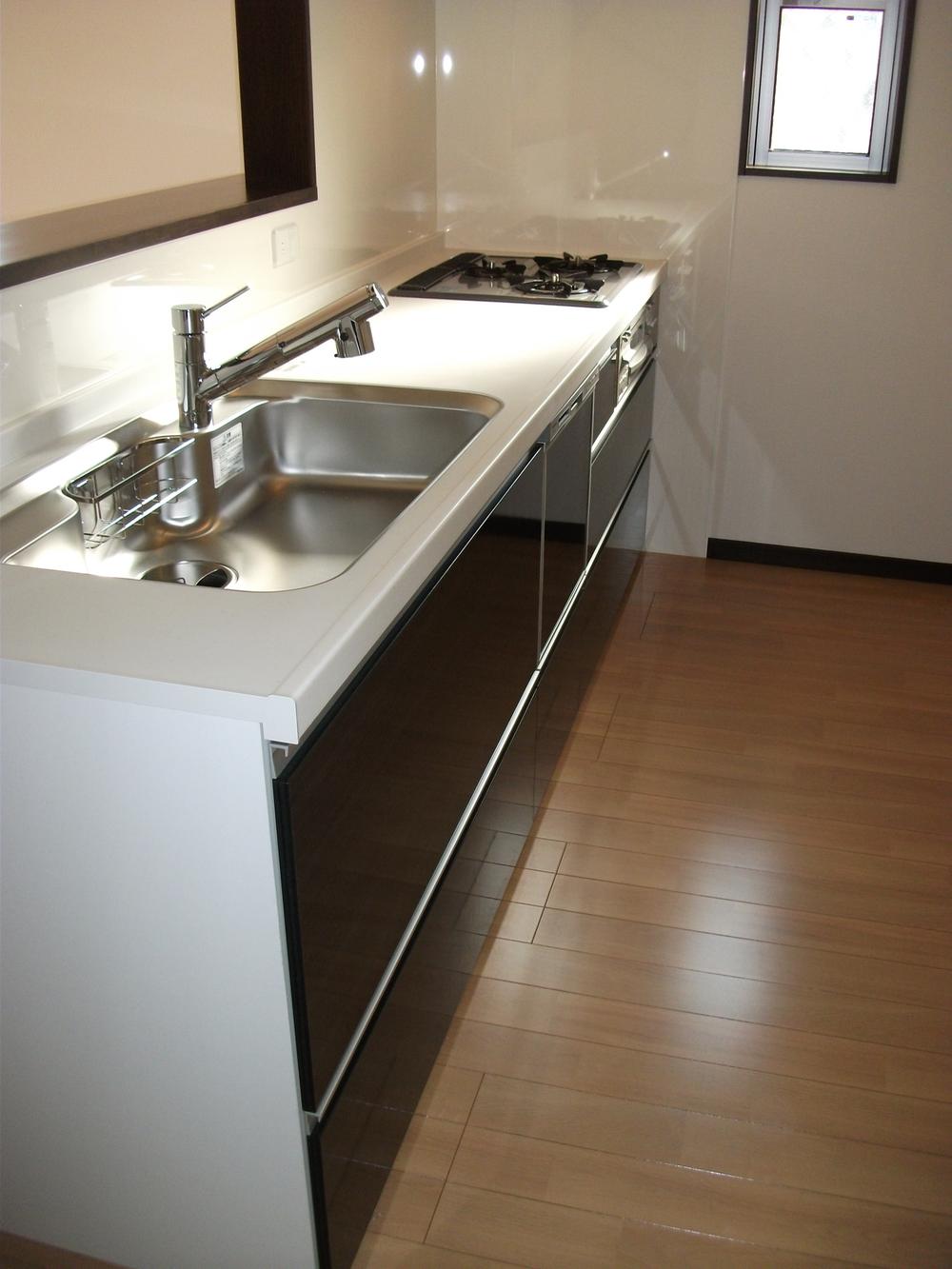 Kitchen.  ■ Good face-to-face system kitchen of usability