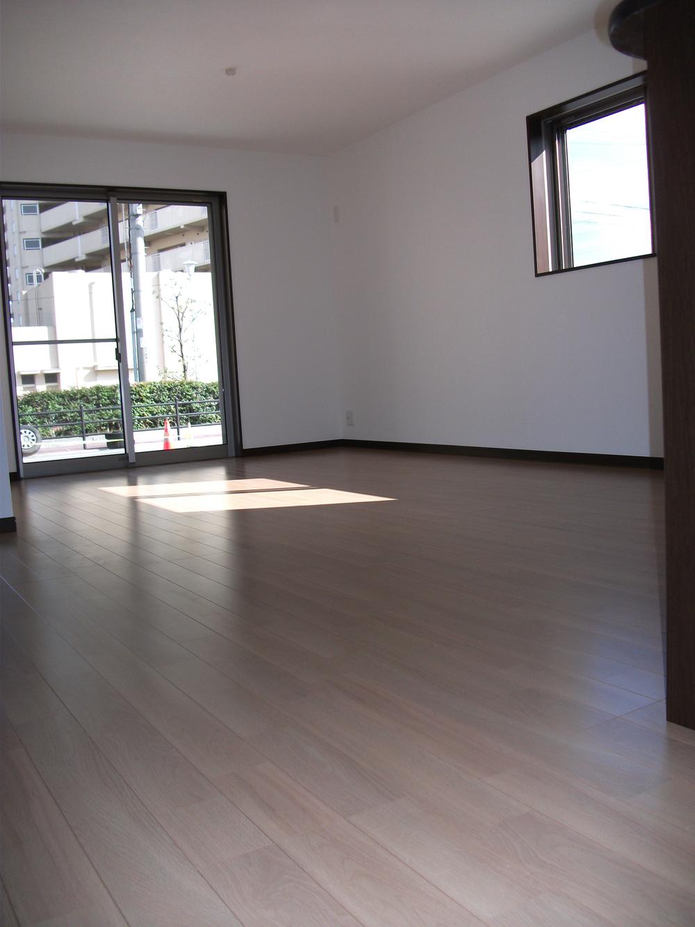 Living.  ■ Produce a space of peace in the spacious living room