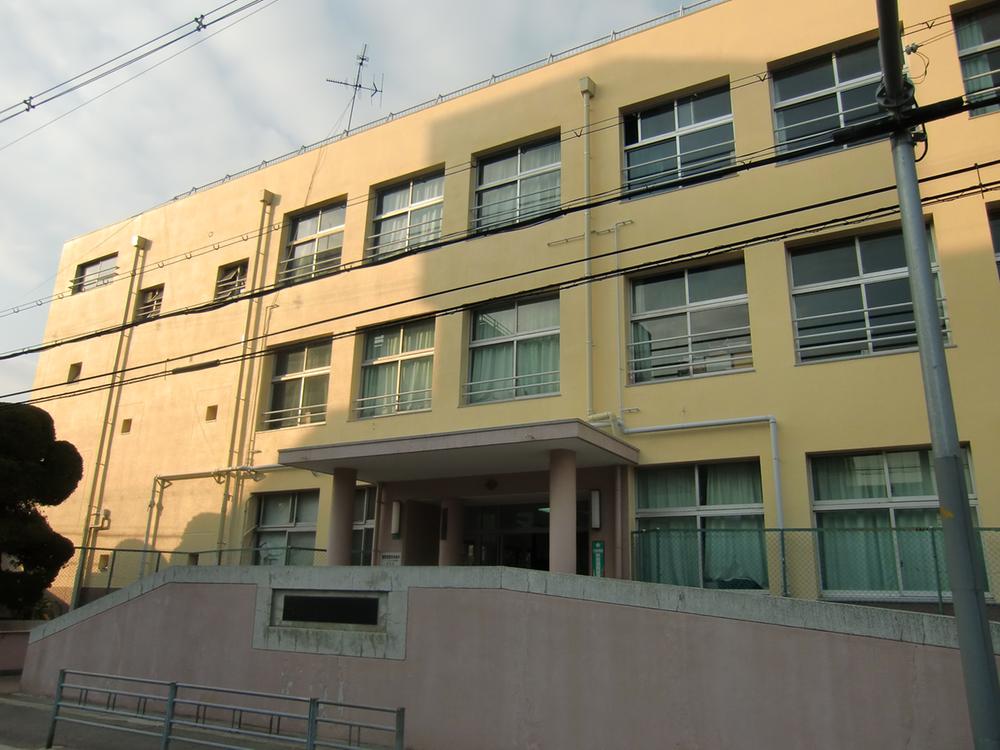 Primary school. 679m to Osaka City Tatsushiki Tsunoura Elementary School