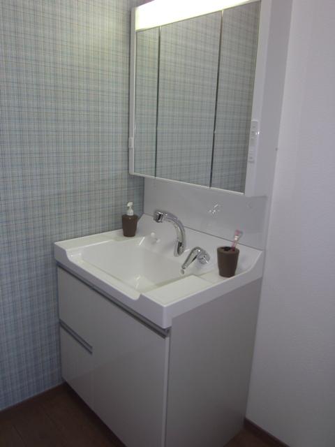 Wash basin, toilet. Same specifications