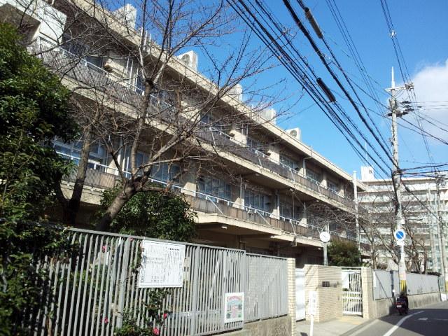 Junior high school. 418m to Osaka Sumiyoshi first junior high school