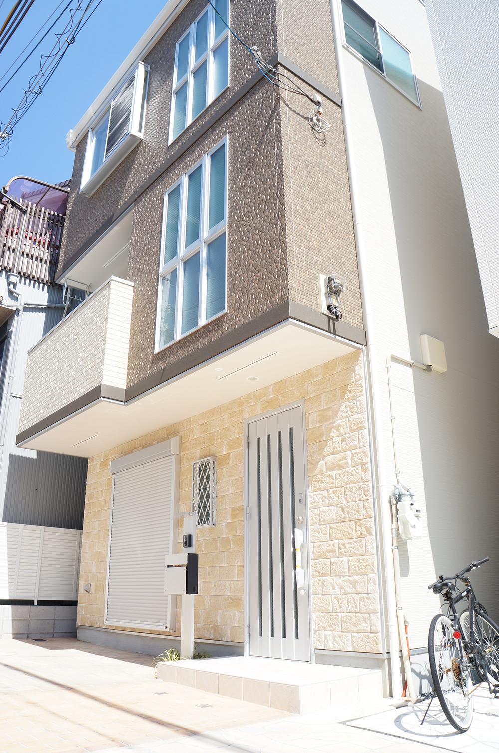 Local photos, including front road. Existing model house appearance