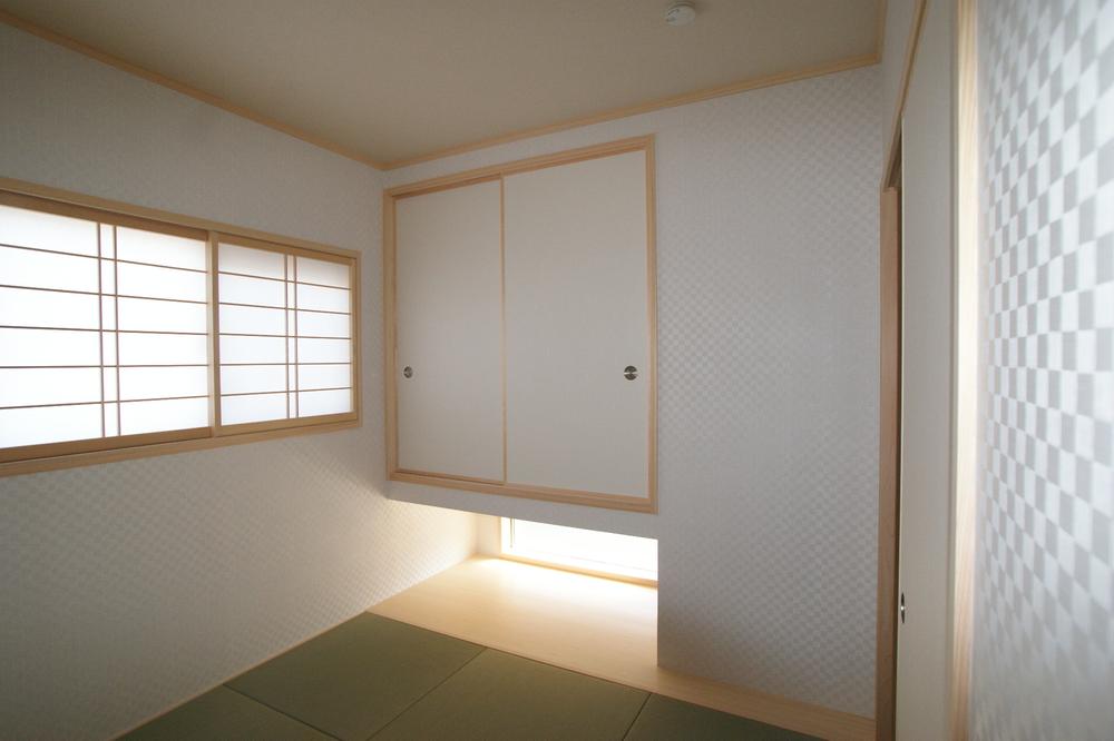 Non-living room. In lighting a lot in the Japanese-style room facing the south, Guests can relax comfortably