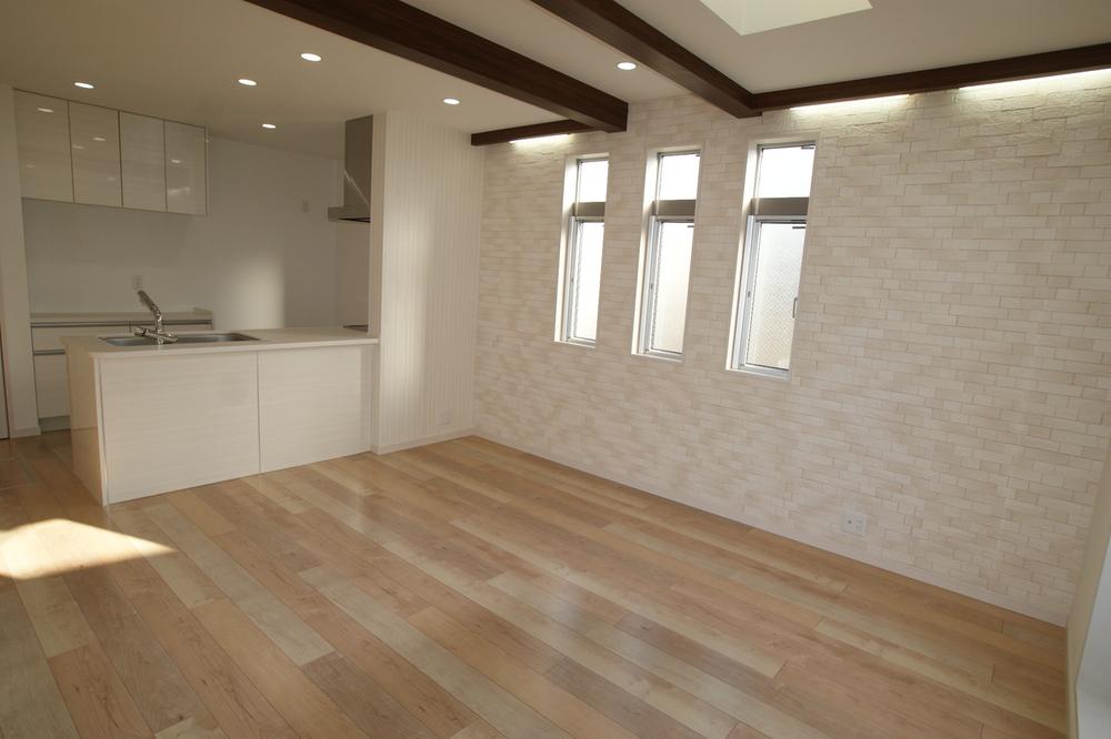 Living. Face-to-face kitchen where you can enjoy a conversation with your family, even while cooking