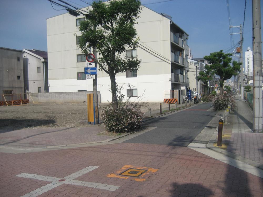 Local photos, including front road. Local (July 2012) shooting