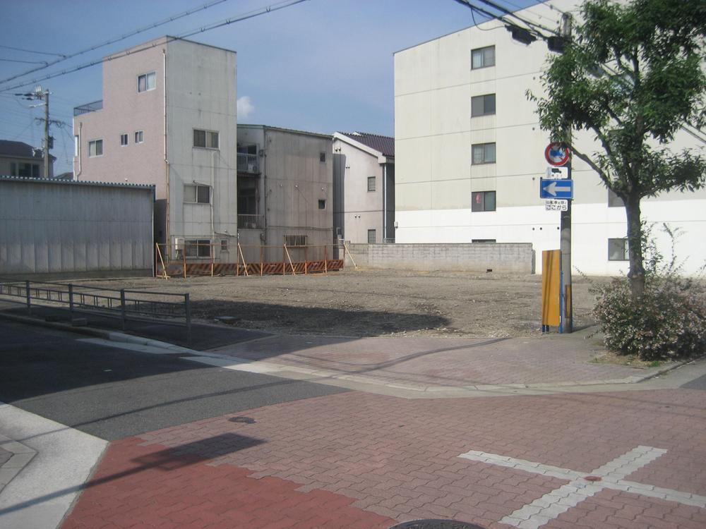 Local photos, including front road. Local (July 2012) shooting