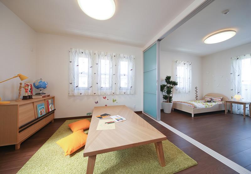 Building plan example (introspection photo). Partition the two Western-style with sliding door, It was small as 1 Room, Each when you grow to give the room nurture a sense of independence, etc., It can be arranged to fit the child's growth. (Local No. 53 land model house / 2013 August shooting)