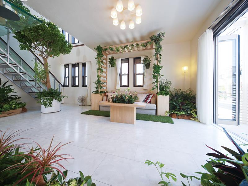 Building plan example (introspection photo). Put your favorite sofa under the Bagora, Almost like being in the woods and airy. Can be precisely because a large living and high atrium, It is a luxury production. (Local No. 53 land model house / 2013 August shooting)