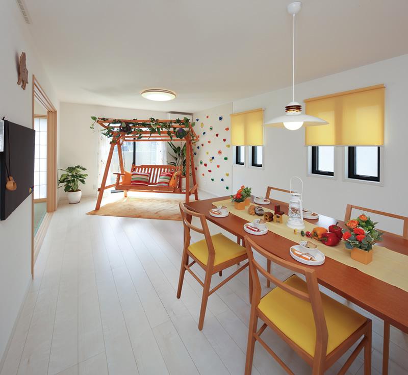 Building plan example (introspection photo). By providing the stairs to the living room, "I'm home" greeting of "Welcome back" will Kawase neatly. Stairs next to the message board to help the family of communication development. (Local 52 No. land model house / 2013 August shooting)