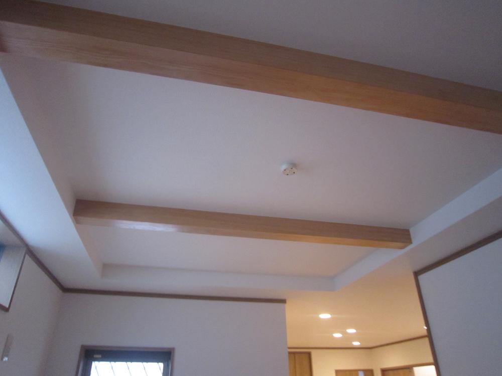 Other introspection. A twist on the ceiling. Impression will change with the rattle