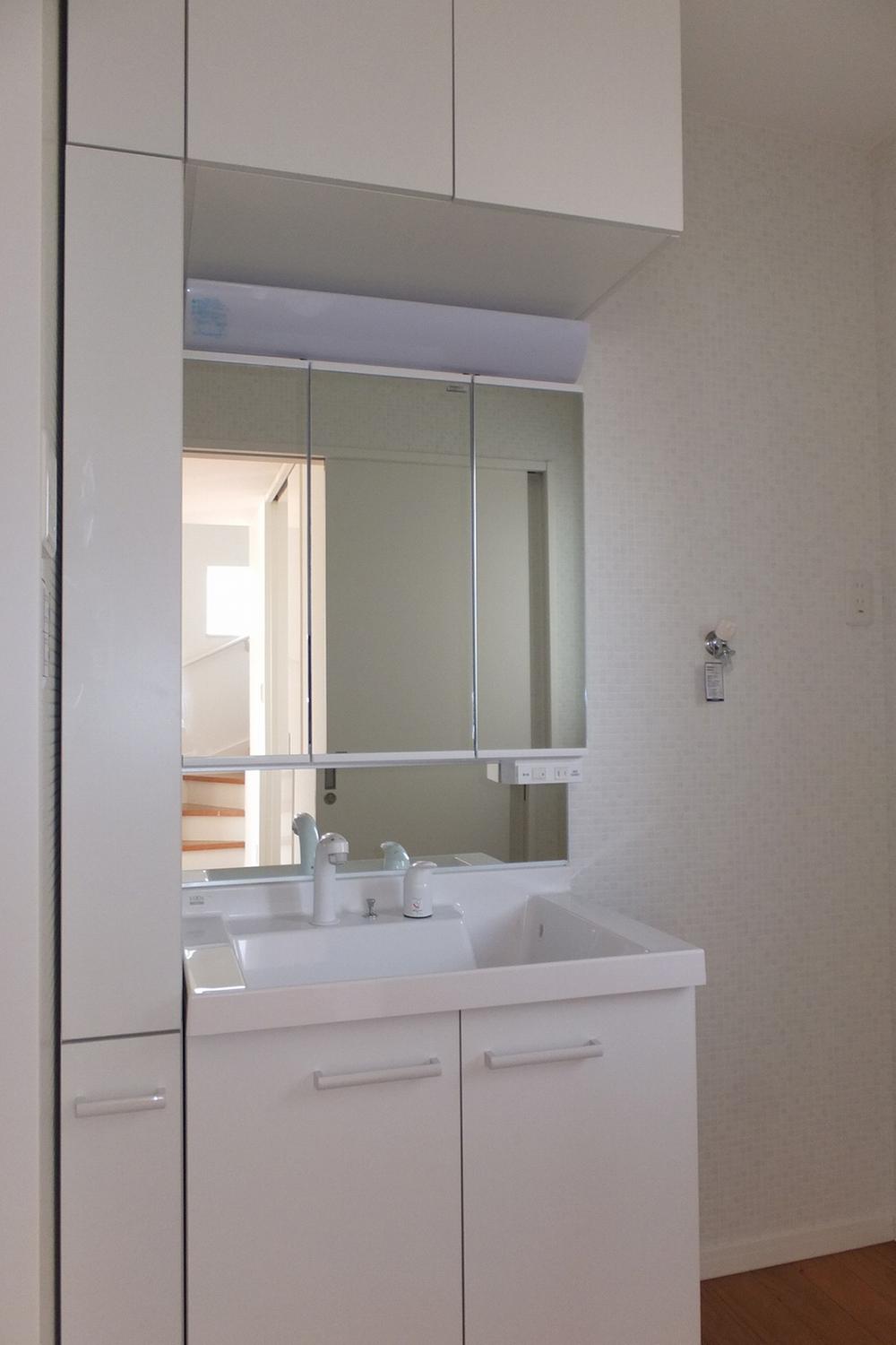 Wash basin, toilet. Indoor (11 May 2013) Shooting