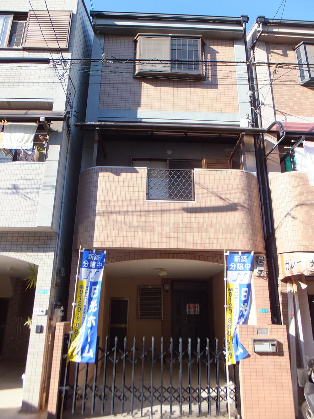 Local photos, including front road. The room is also a bright house on the south-facing