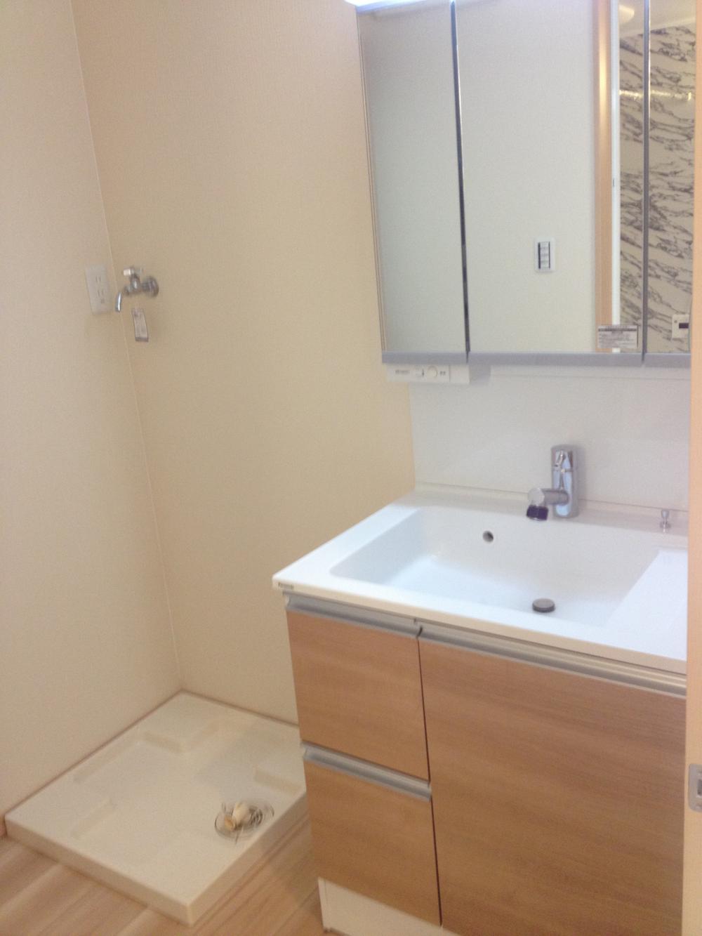 Wash basin, toilet. Washbasin with shower