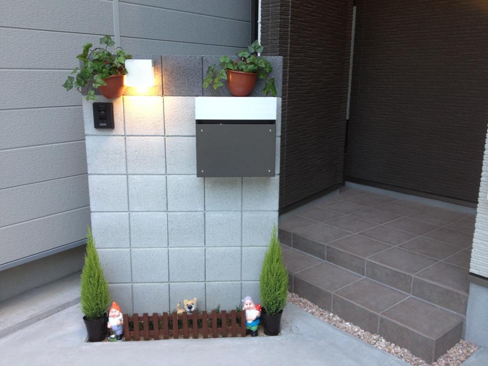 Entrance. Monitor with intercom to the entrance