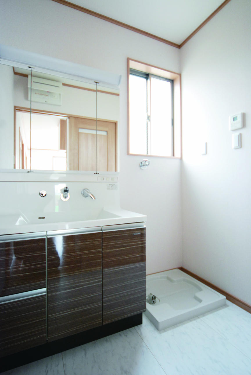 Wash basin, toilet. Indoor (11 May 2012) shooting