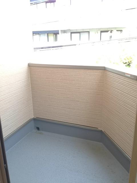 Balcony. Second floor, There is a balcony on the third floor.