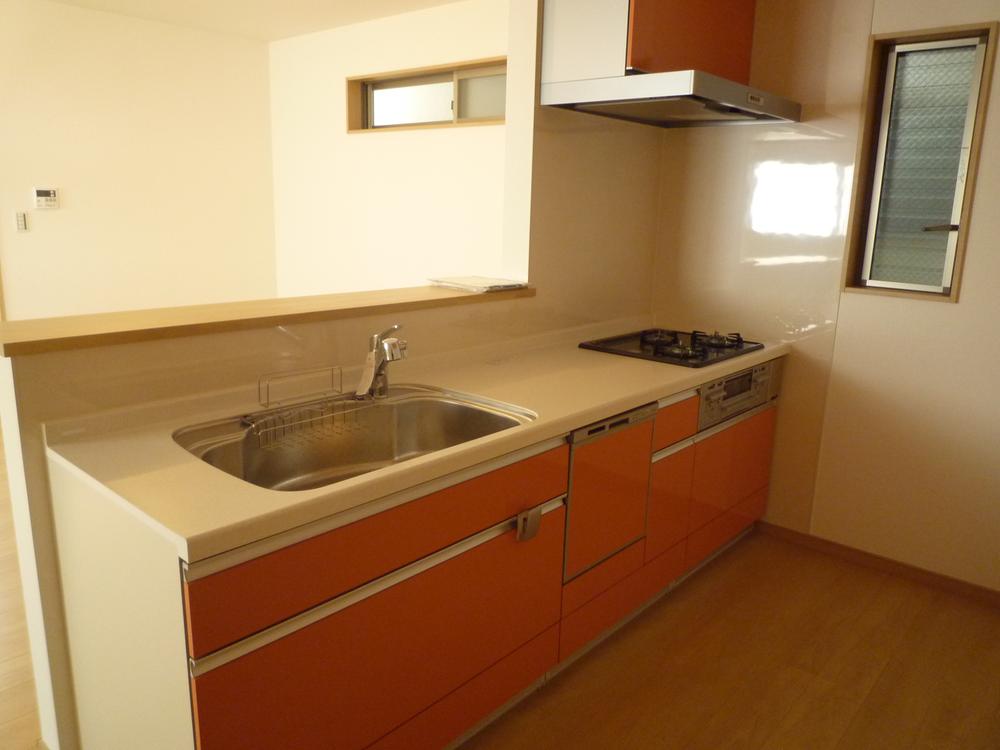 Kitchen. It is a thin kitchen that red was the keynote. With dishwasher.