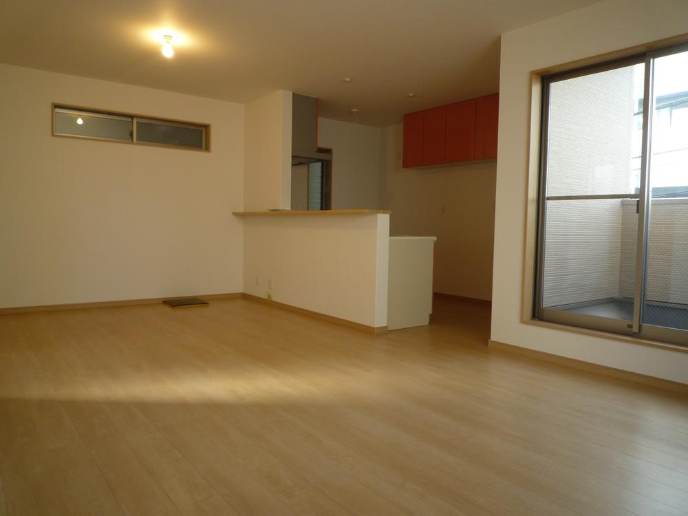 Living. LDK is spacious about 18 Pledge. There is a bright and airy with two-sided lighting.