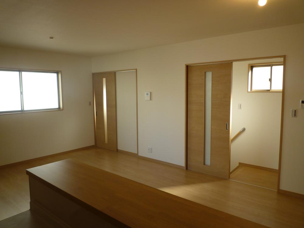 Living. Landscape from the kitchen. While having a conversation with your family you can dish.