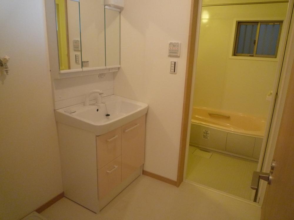 Wash basin, toilet. Washbasin friendly shade ・ Bathroom is.