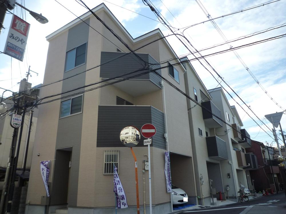 Local appearance photo. All four compartment is a corner lot of the sale.