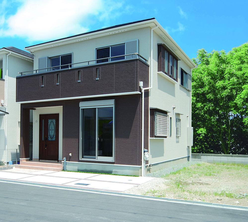 Local photos, including front road. Model house complete. Tours conducted in! ! Local (July 2013) Shooting