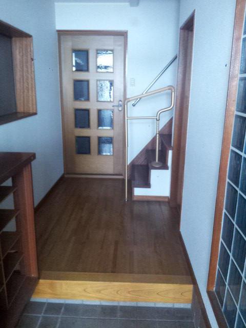 Entrance. Wide entrance space is attractive